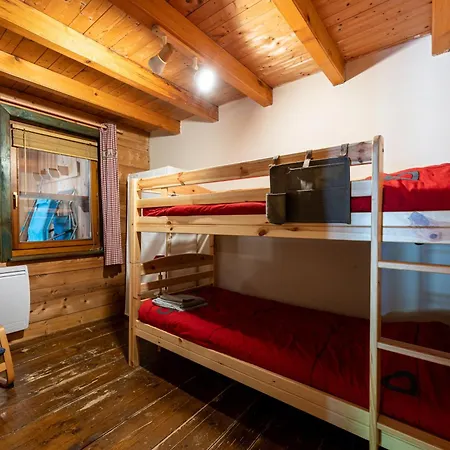 Les De La Revue Apartment