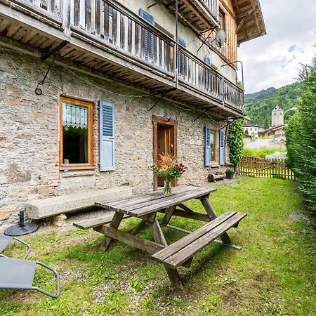 Les De La Revue Apartment *
