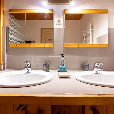 Les De La Revue Apartment