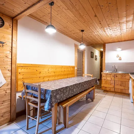 Les De La Revue Apartment
